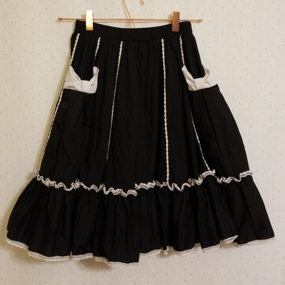 👀Vintage | Black & White Lace Skirt